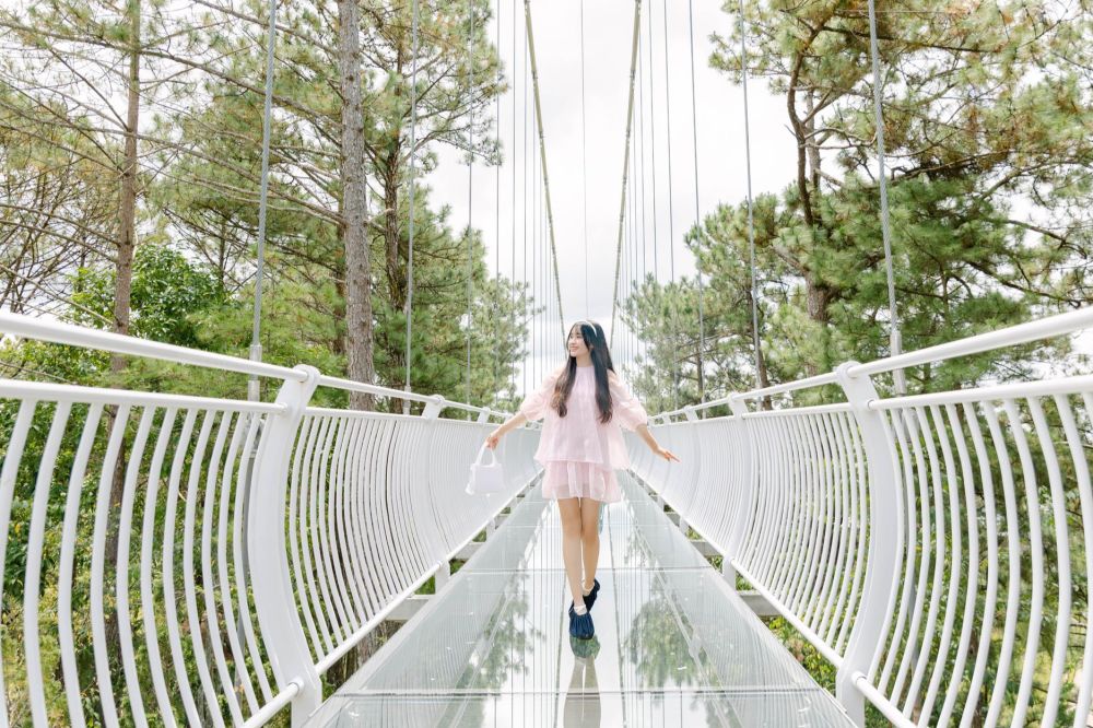 Cảm giác đi trên cầu như đang lơ lửng giữa không trung, từng bước đi vừa khiến tim đập nhanh, vừa tạo nên một sự thích thú khó quên